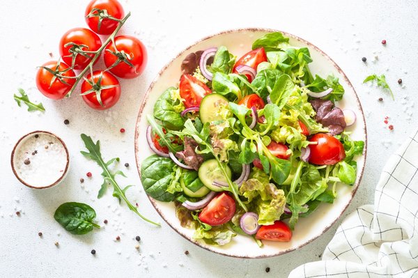 Comment réussir une salade niçoise authentique avec des ingrédients frais ?
