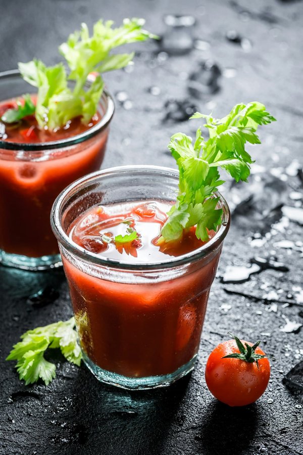 Quels sont les secrets d'un jus de tomate frais et épicé pour des Bloody Mary parfaits ?